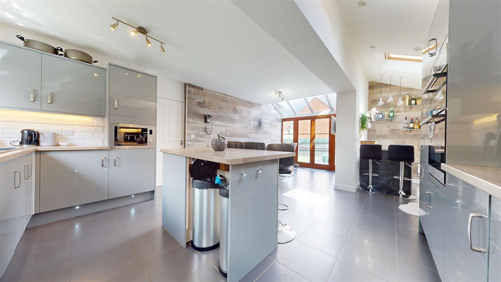 5 bed property in Milton Road, Milton Keynes